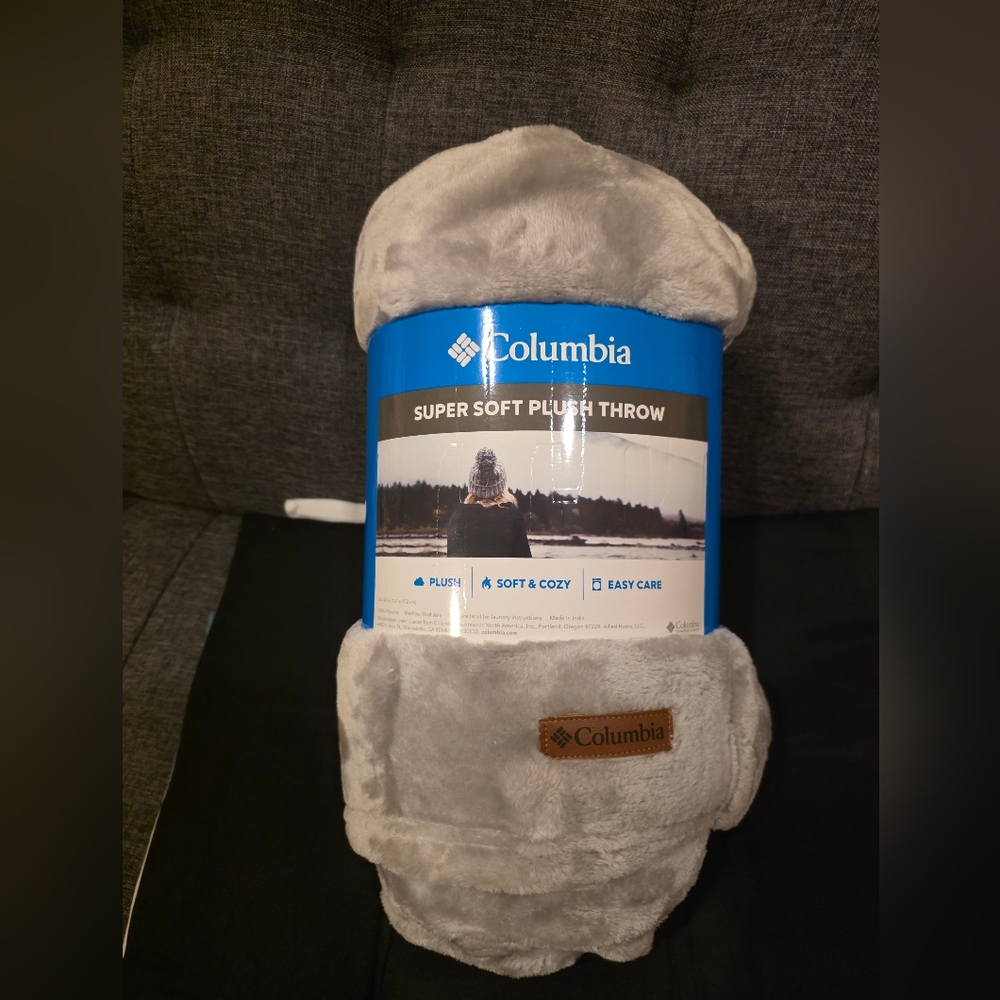 Columbia Super Soft Plush Throw - Light Gray